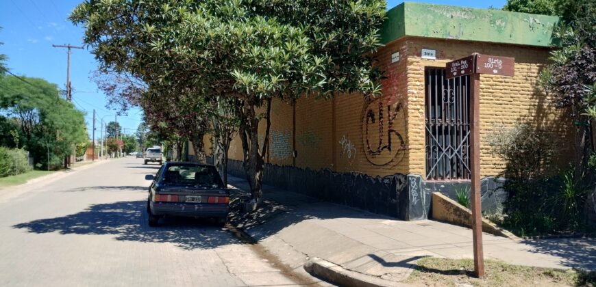 Importante esquina céntrica (ex hospedaje) con vivienda en Nono