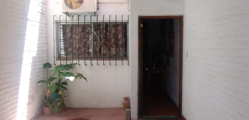 Importante esquina céntrica (ex hospedaje) con vivienda en Nono