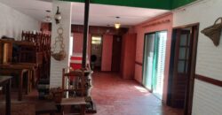 Importante esquina céntrica (ex hospedaje) con vivienda en Nono