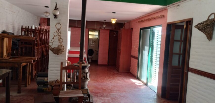Importante esquina céntrica (ex hospedaje) con vivienda en Nono