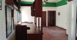 Importante esquina céntrica (ex hospedaje) con vivienda en Nono