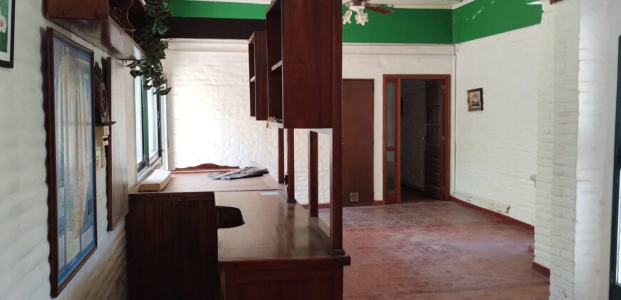 Importante esquina céntrica (ex hospedaje) con vivienda en Nono