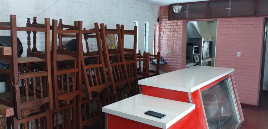 Importante esquina céntrica (ex hospedaje) con vivienda en Nono