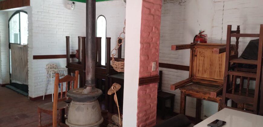 Importante esquina céntrica (ex hospedaje) con vivienda en Nono