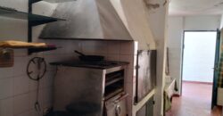 Importante esquina céntrica (ex hospedaje) con vivienda en Nono