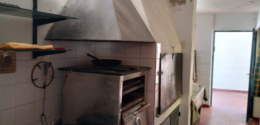 Importante esquina céntrica (ex hospedaje) con vivienda en Nono