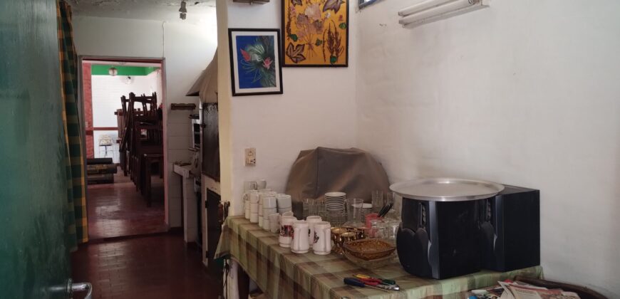 Importante esquina céntrica (ex hospedaje) con vivienda en Nono