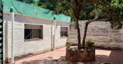 Importante esquina céntrica (ex hospedaje) con vivienda en Nono
