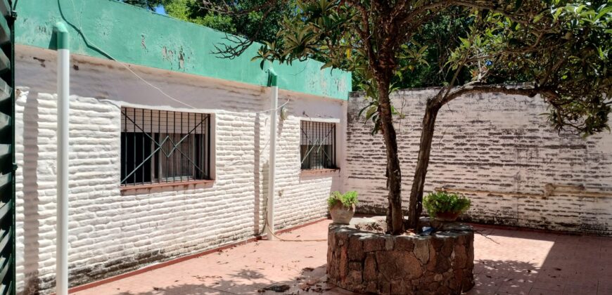 Importante esquina céntrica (ex hospedaje) con vivienda en Nono