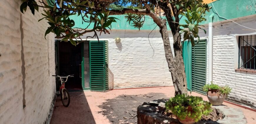 Importante esquina céntrica (ex hospedaje) con vivienda en Nono