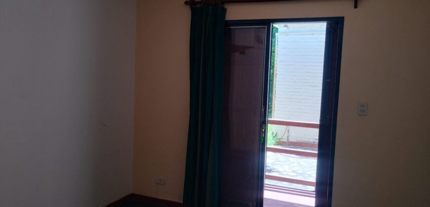 Importante esquina céntrica (ex hospedaje) con vivienda en Nono