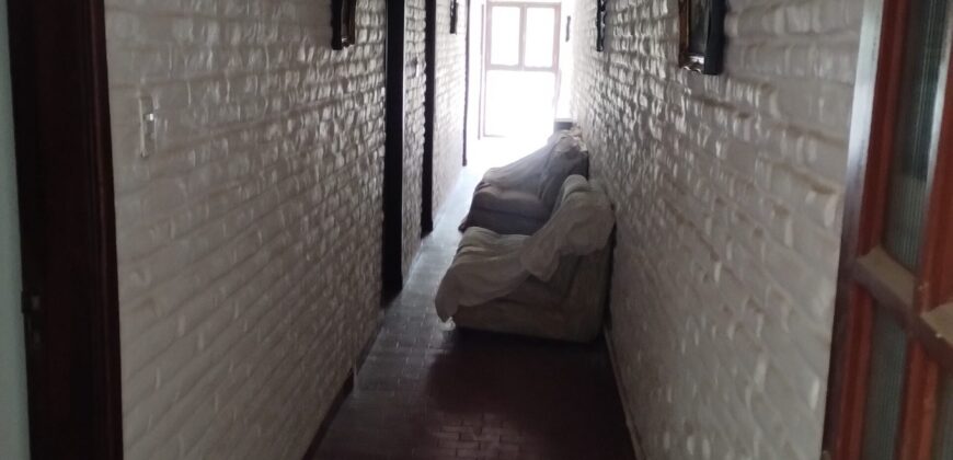 Importante esquina céntrica (ex hospedaje) con vivienda en Nono