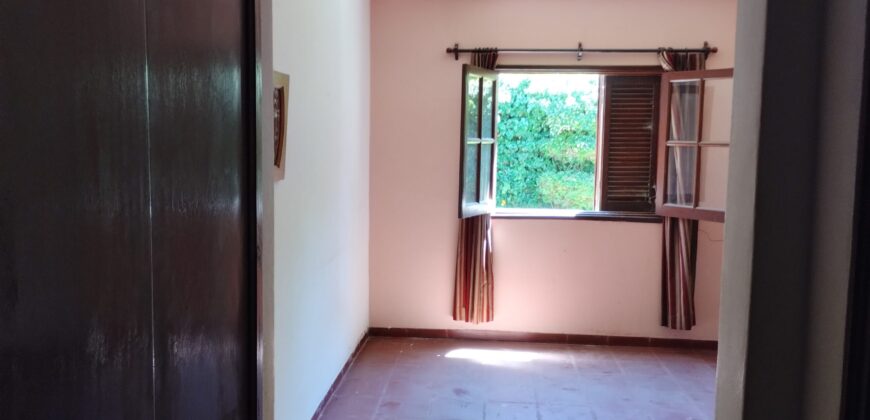 Importante esquina céntrica (ex hospedaje) con vivienda en Nono