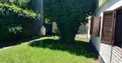 Importante esquina céntrica (ex hospedaje) con vivienda en Nono