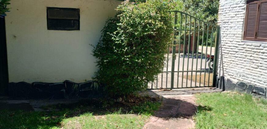 Importante esquina céntrica (ex hospedaje) con vivienda en Nono