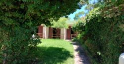Importante esquina céntrica (ex hospedaje) con vivienda en Nono