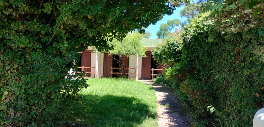 Importante esquina céntrica (ex hospedaje) con vivienda en Nono