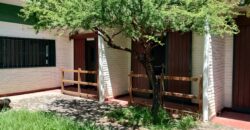 Importante esquina céntrica (ex hospedaje) con vivienda en Nono