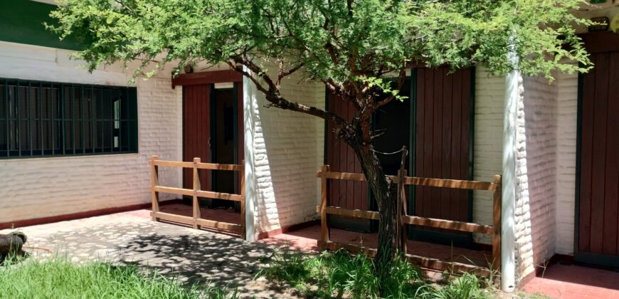 Importante esquina céntrica (ex hospedaje) con vivienda en Nono