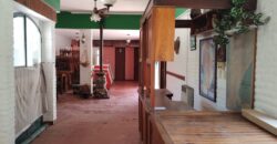 Importante esquina céntrica (ex hospedaje) con vivienda en Nono
