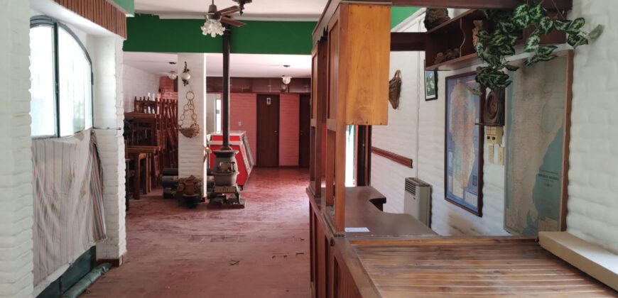 Importante esquina céntrica (ex hospedaje) con vivienda en Nono