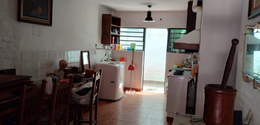 Importante esquina céntrica (ex hospedaje) con vivienda en Nono