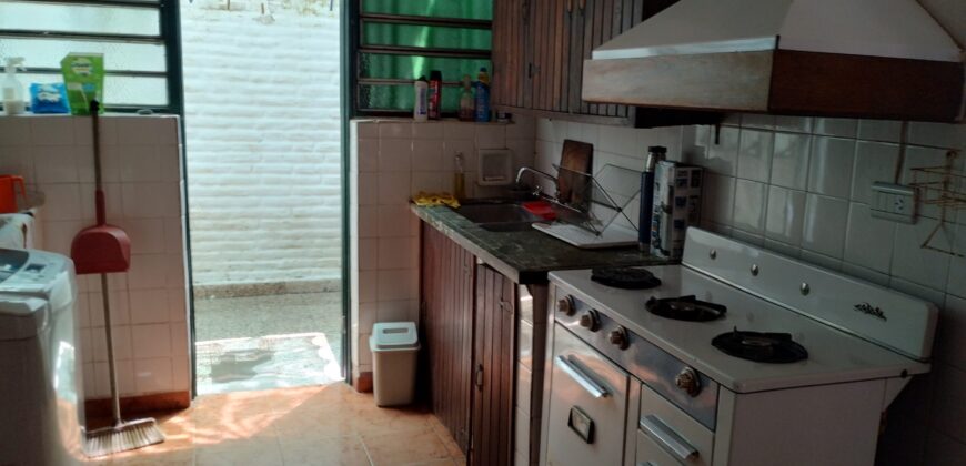 Importante esquina céntrica (ex hospedaje) con vivienda en Nono