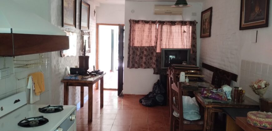 Importante esquina céntrica (ex hospedaje) con vivienda en Nono