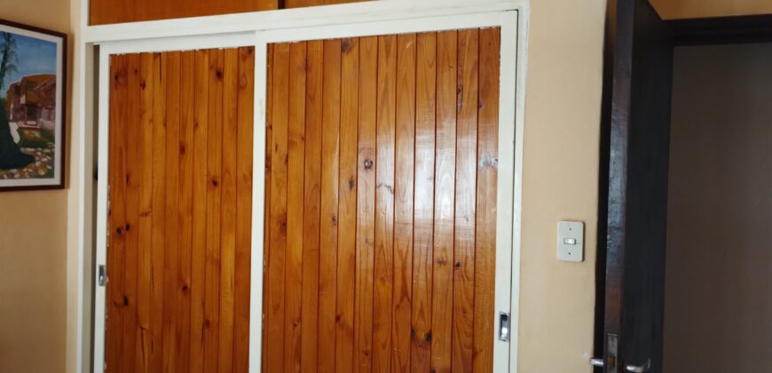 Importante esquina céntrica (ex hospedaje) con vivienda en Nono