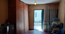 Importante esquina céntrica (ex hospedaje) con vivienda en Nono