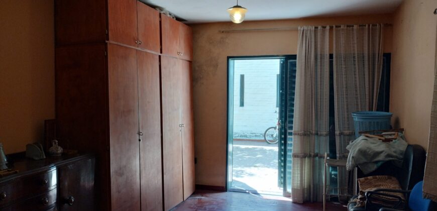 Importante esquina céntrica (ex hospedaje) con vivienda en Nono
