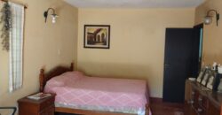 Importante esquina céntrica (ex hospedaje) con vivienda en Nono