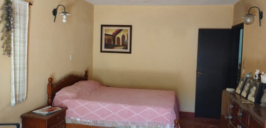 Importante esquina céntrica (ex hospedaje) con vivienda en Nono
