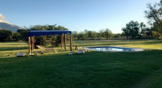 Amplio terreno con 3 viviendas, 2 piletas y vistas únicas en Las Calles