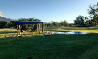 Amplio terreno con 3 viviendas, 2 piletas y vistas únicas en Las Calles