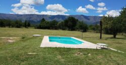 Amplio terreno con 3 viviendas, 2 piletas y vistas únicas en Las Calles