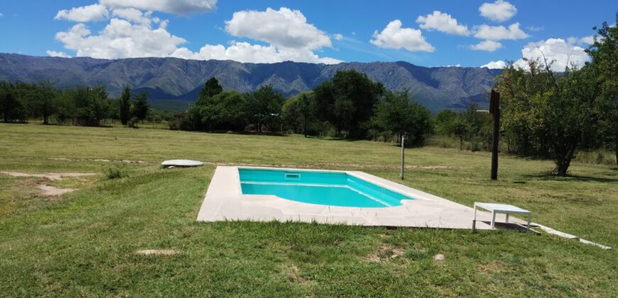 Amplio terreno con 3 viviendas, 2 piletas y vistas únicas en Las Calles