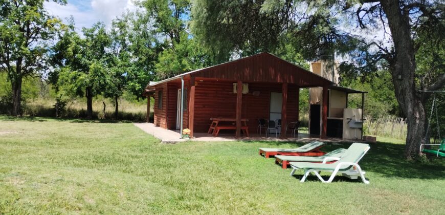 Amplio terreno con 3 viviendas, 2 piletas y vistas únicas en Las Calles