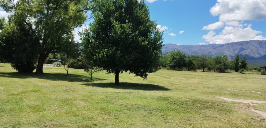 Amplio terreno con 3 viviendas, 2 piletas y vistas únicas en Las Calles