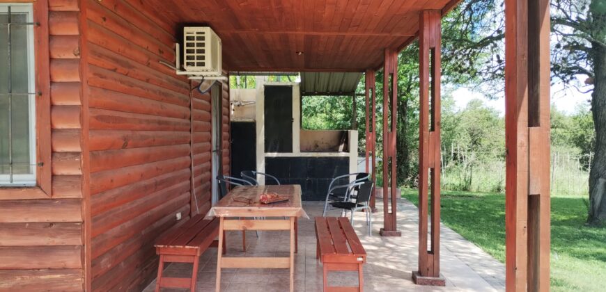 Amplio terreno con 3 viviendas, 2 piletas y vistas únicas en Las Calles