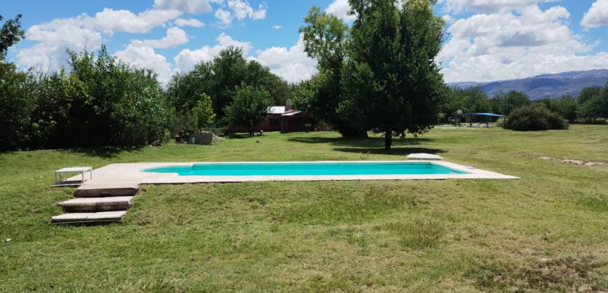 Amplio terreno con 3 viviendas, 2 piletas y vistas únicas en Las Calles