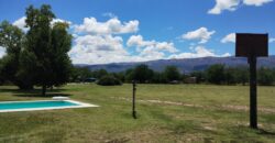 Amplio terreno con 3 viviendas, 2 piletas y vistas únicas en Las Calles