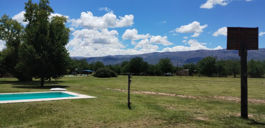 Amplio terreno con 3 viviendas, 2 piletas y vistas únicas en Las Calles