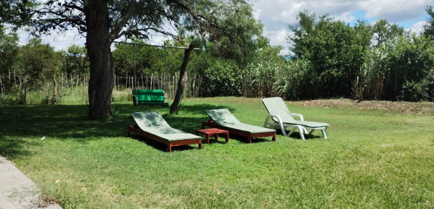 Amplio terreno con 3 viviendas, 2 piletas y vistas únicas en Las Calles