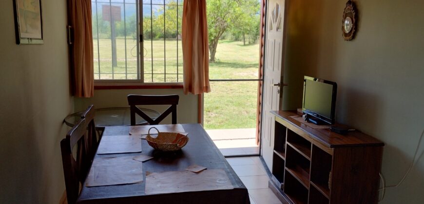 Amplio terreno con 3 viviendas, 2 piletas y vistas únicas en Las Calles