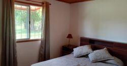 Amplio terreno con 3 viviendas, 2 piletas y vistas únicas en Las Calles