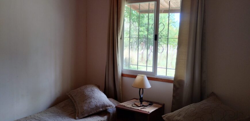 Amplio terreno con 3 viviendas, 2 piletas y vistas únicas en Las Calles