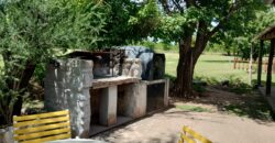 Amplio terreno con 3 viviendas, 2 piletas y vistas únicas en Las Calles