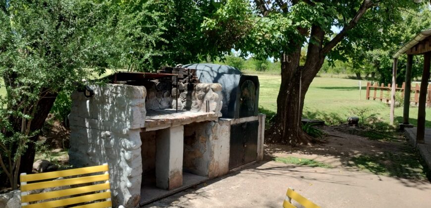Amplio terreno con 3 viviendas, 2 piletas y vistas únicas en Las Calles