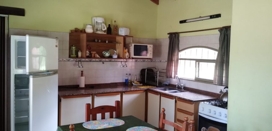 Amplio terreno con 3 viviendas, 2 piletas y vistas únicas en Las Calles